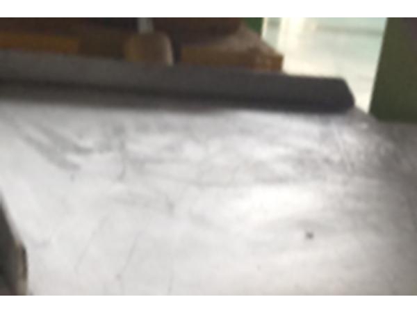Удаление оксидной пленки с поверхности заготовок из алюминия   (Аппарат для удаления окалины и окислов с поверхности заготовок, очищение поверхности алюминия от оксидного слоя)