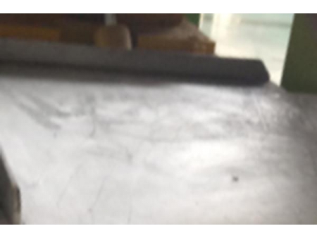 Удаление оксидной пленки с поверхности заготовок из алюминия   (Аппарат для удаления окалины и окислов с поверхности заготовок, очищение поверхности алюминия от оксидного слоя)