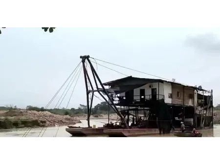 Земснаряд с фрезерным рыхлителем для добычи полезных ископаемых