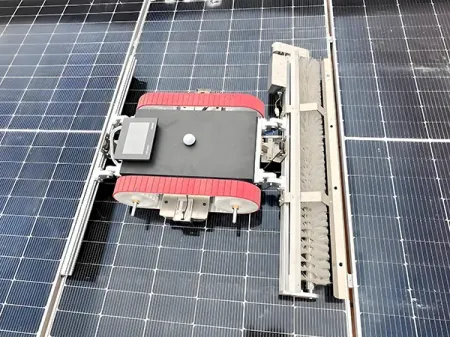 Робот для чистки солнечных панелей   (гусеничного типа)