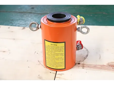 Гидравлический домкрат с полым штоком