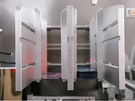 Машина для фасовки в готовые пауч-пакеты с двумя дозирующими головками