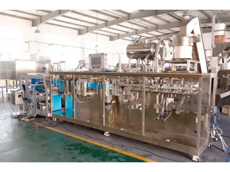 Горизонтальная фасовочно-упаковочная машина для пакетов дой-пак со штуцером с одной дозирующей головкой