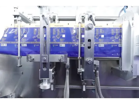 Горизонтальная фасовочно-упаковочная машина для плоских пауч-пакетов с одной дозирующей головкой