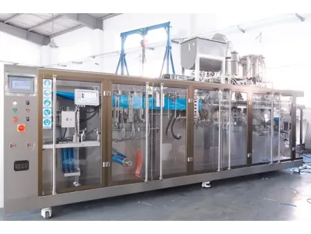 Горизонтальная фасовочно-упаковочная машина для пауч-пакетов со штуцером с двумя дозирующими головками