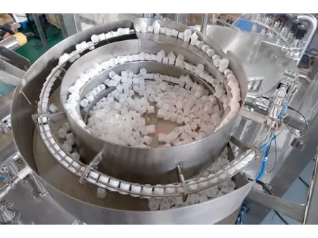 Машины для розлива и укупорки в пауч-пакеты со штуцером