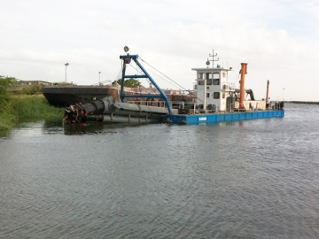 Судно для дноуглубительных работ по очистке водоемов